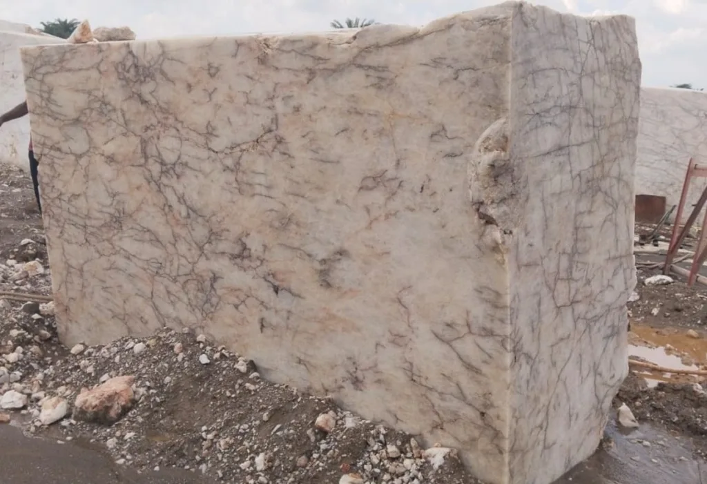 Large block of cristallo quartzite